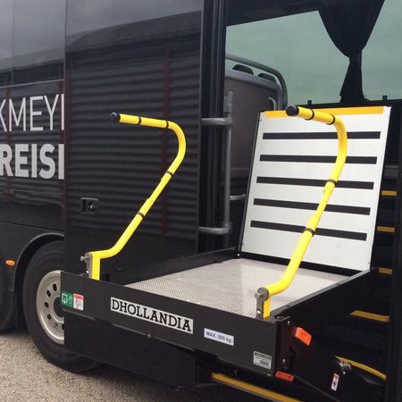 Rollstuhlrampe an einem Reisebus