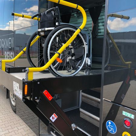 Rollstuhlrampe mit Rollstuhl an einem Reisebus
