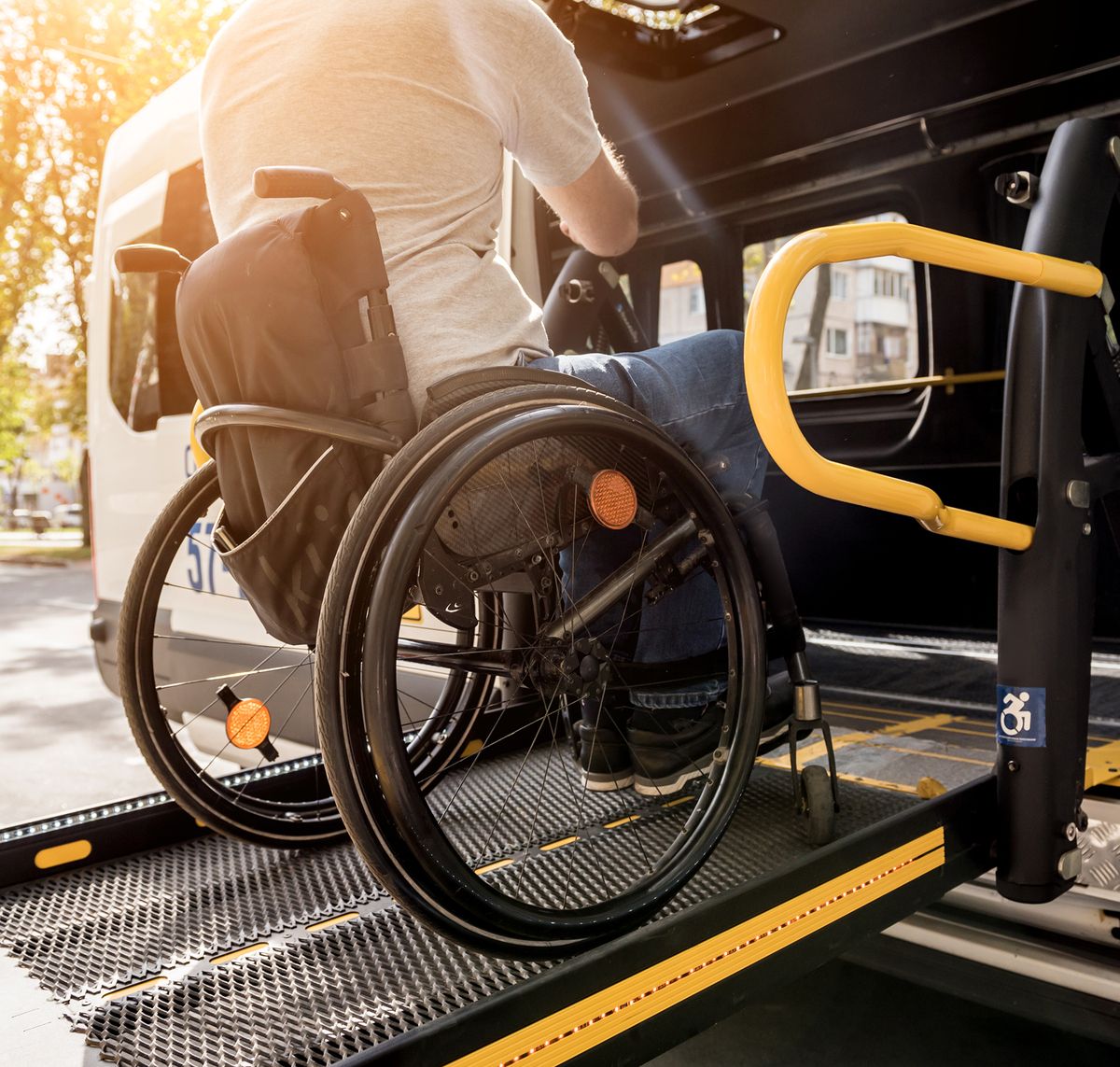 Rollstuhlfahrer auf einer Rollstuhlrampe an einem Bus