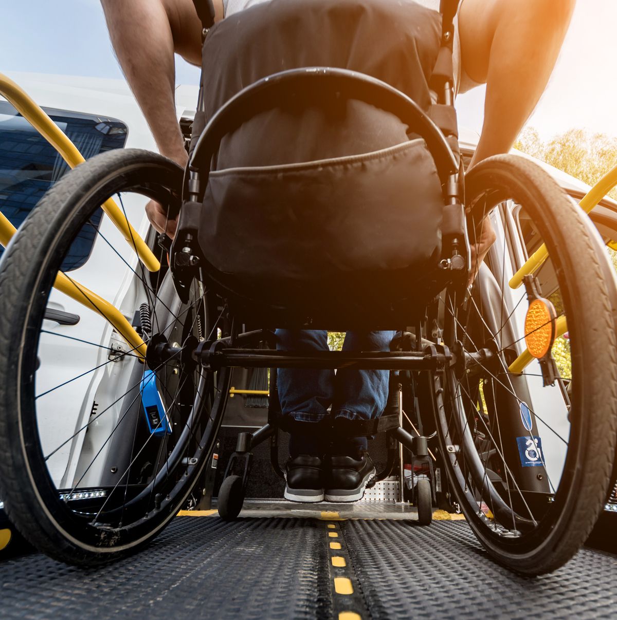 Rollstuhlfahrer auf einer Rollstuhlrampe an einem Bus